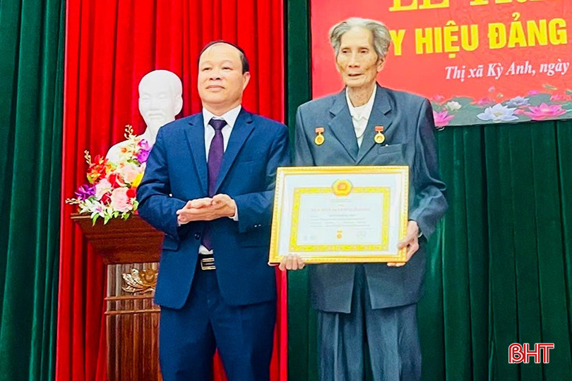 Bí thư Thị uỷ Kỳ Anh Nguyễn Hoài Sơn trao Huy hiệu 60 năm tuổi Đảng cho đảng viên. bqbht_br_dang-1.jpg