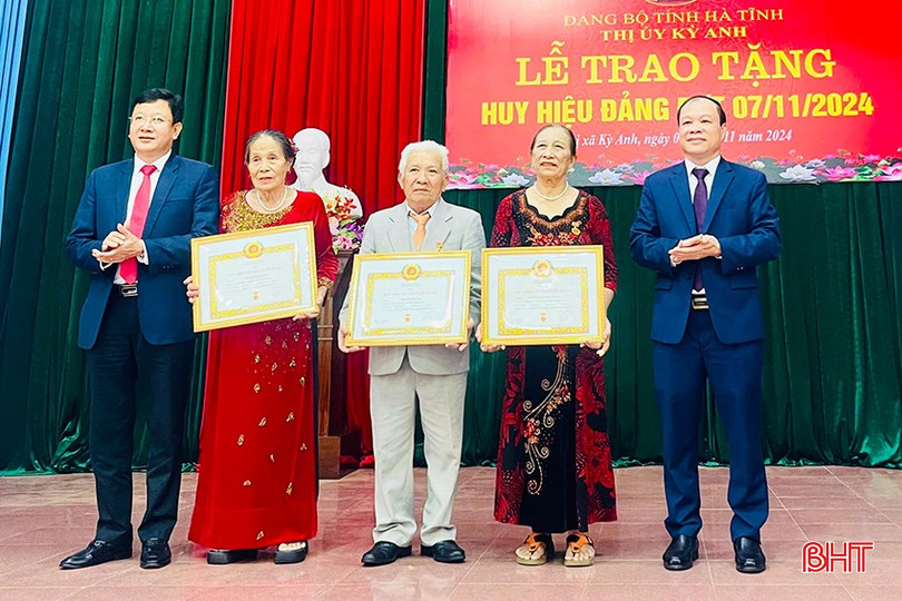 Các đảng viên 55 năm tuổi đảng nhận Huy hiệu Đảng. bqbht_br_dang-2.jpg
