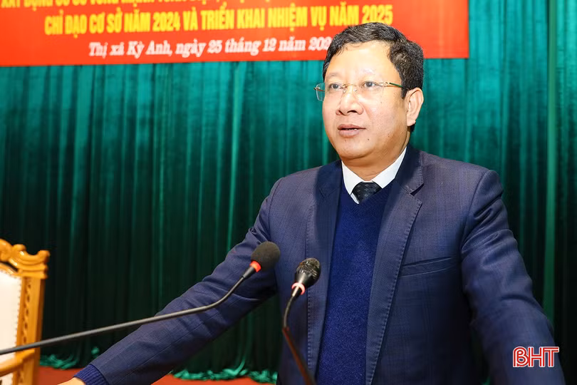 Phó Bí thư Thường trực Thị uỷ Nguyễn Huy Trọng báo cáo tổng kết công tác xây dựng đảng, hệ thống chính trị năm 2024.