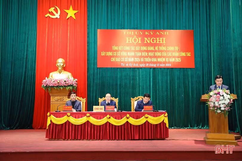 Chủ trì hội nghị.