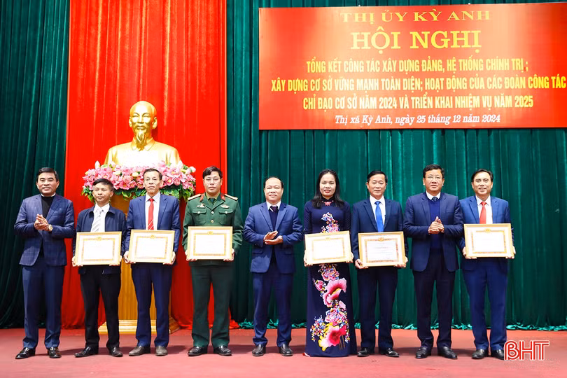 Lãnh đạo TX Kỳ Anh trao giấy khen cho 6 tập thể có thành tích xuất sắc trong công tác xây dựng Đảng và hệ thống chính trị.