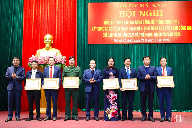 Lãnh đạo TX Kỳ Anh trao giấy khen cho 6 tập thể có thành tích xuất sắc trong công tác xây dựng Đảng và hệ thống chính trị. Lãnh đạo TX Kỳ Anh trao giấy khen cho 6 tập thể có thành tích xuất sắc trong công tác xây dựng Đảng và hệ thống chính trị.