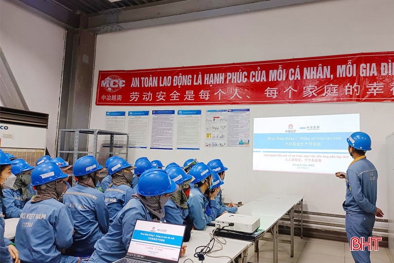 Các lao động MCC Việt Nam được quán triệt công tác đảm bảo an toàn lao động trước khi vào phân xưởng. bqbht_br_mcc16.jpg