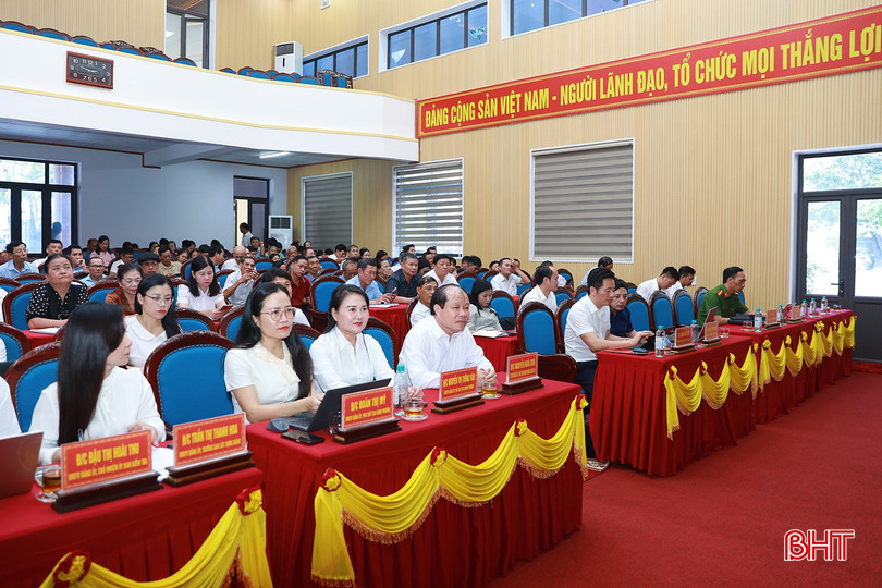 Tham dự hội nghị có 250 đại biểu là lãnh đạo của Đảng uỷ, UBND, trưởng các phòng ban liên quan; đại diện các trường học và các tổ chuyển đổi số cộng đồng ở các tổ dân phố trên địa bàn phường Sông Trí. bqbht_br_ag7a9779.jpg