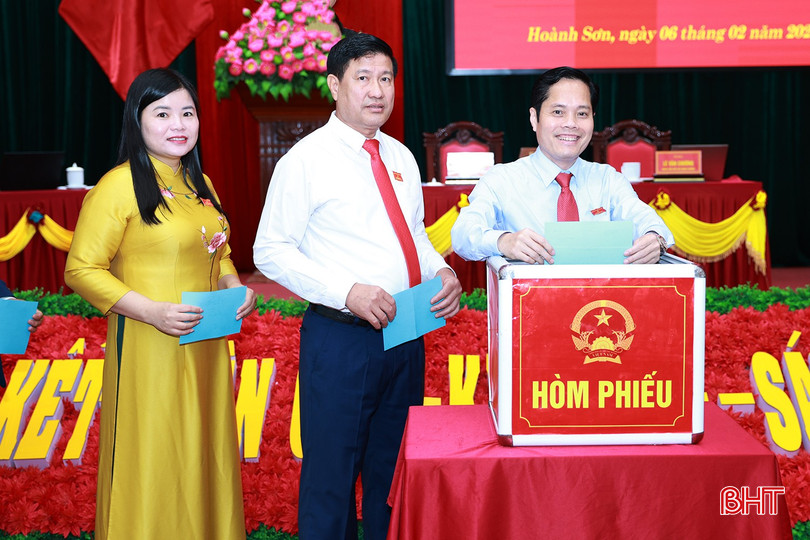 Đại biểu thực hiện quy trình liên quan công tác nhân sự.