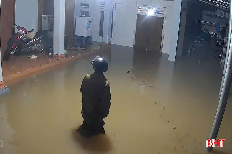 Vào khoảng 3-4h sáng nay (31/10), nước dâng nhanh khiến nhiều hộ dân trở tay không kịp. Các khu vực TDP 3, TDP Tân Hà (phường Sông Trí); TDP Liên Phú, TDP Lê Lợi, TDP Nhân Thắng (phường Hoành Sơn) bị ngập cục bộ bqbht_br_z7172978952901-1f60f262640f35f78601c168d43bb471.jpg