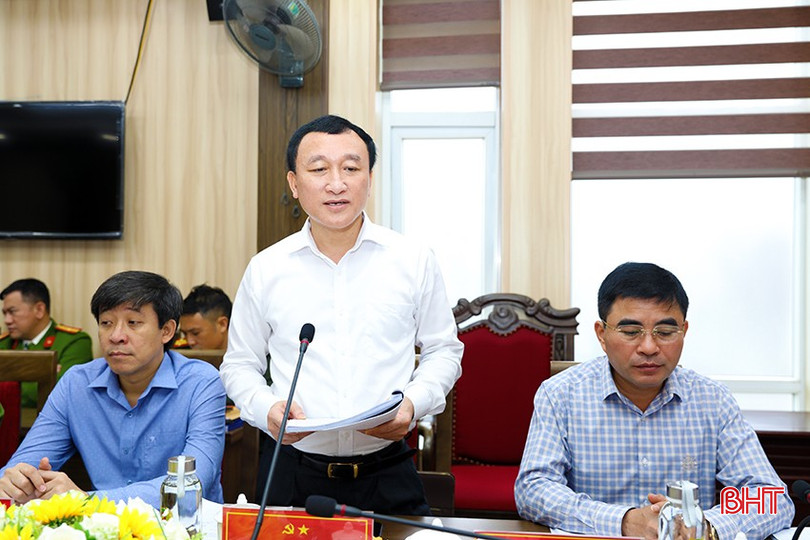 Phó Chủ tịch UBND thị xã Trần Xuân Phượng: Cần có nội dung đánh giá thêm chất lượng, hiệu quả công tác xây dựng lực lượng công an xã, phường; bổ sung làm rõ thêm chỉ tiêu xây dựng kế hoạch, phương án bảo vệ an toàn các công trình dự án, đảm bảo ổn định góp phần thu hút đầu tư... bqbht_br_ag7a6233.jpg