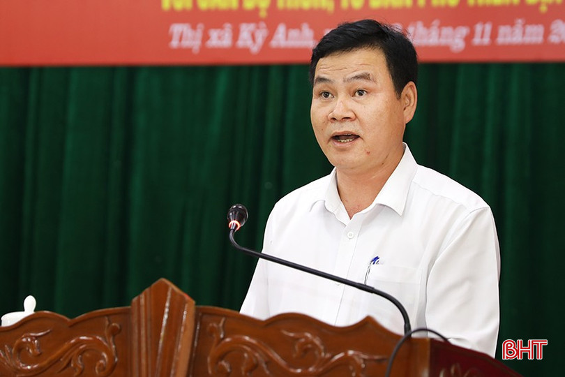 Trưởng ban Tổ chức Thị uỷ Nguyễn Thế Anh báo cáo kết quả đại hội chi bộ trực thuộc đảng ủy cơ sở nhiệm kỳ 2024-2027. bqbht_br_ag7a5038.jpg