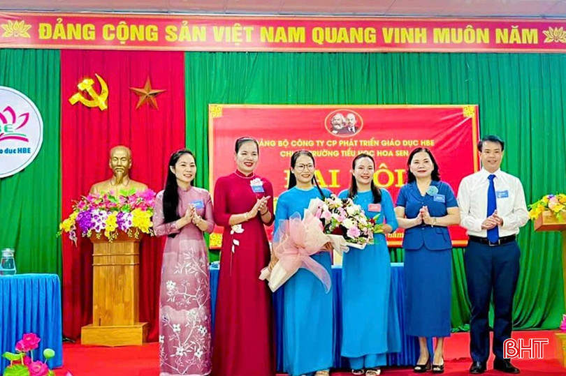 183/183 chi bộ trực thuộc đảng ủy cơ sở đã tổ chức đại hội nhiệm kỳ 2024 - 2027 thành công tốt đẹp, đảm bảo quy trình. Trong ảnh: Lãnh đạo thị xã Kỳ Anh tặng hoa chúc mừng Đại hội Chi bộ Trường Mầm non Hoa Sen thuộc Đảng bộ Công ty CP phát triển giáo dục HBE. bqbht_br_dai-hoi.jpg