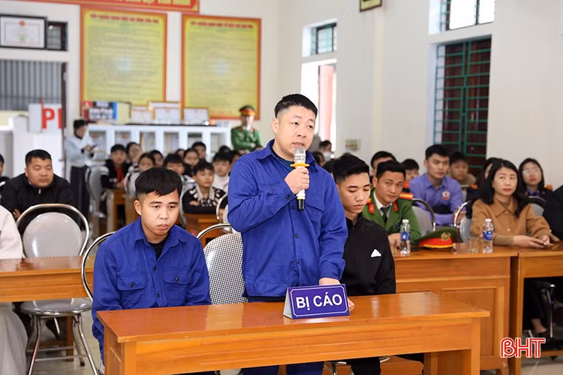 Từ trái qua: Lê Công Hoàng, Đỗ Văn Thái, Vũ Đình Chương tại phiên xét xử về tội "Buôn bán hàng cấm" và "Tàng trữ hàng cấm" do TAND thị xã Kỳ Anh tổ chức.