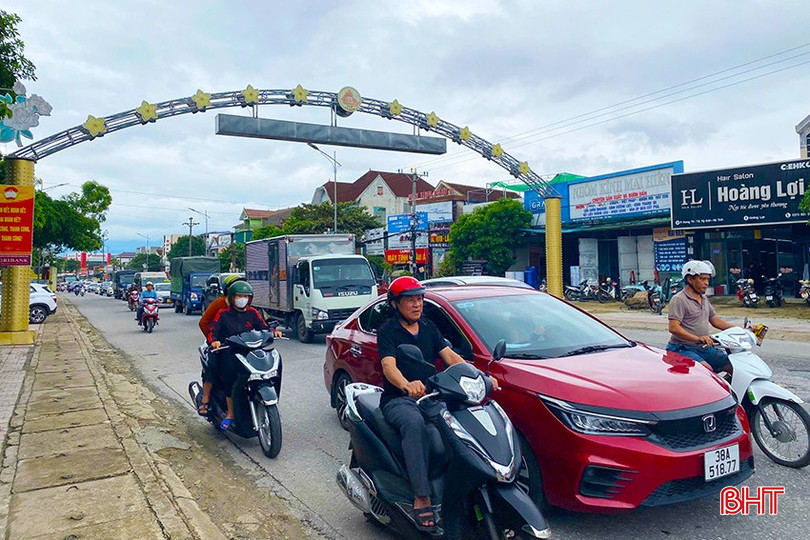 Các khung giờ cao điểm tình trạng ách tắc giao thông luôn xảy ra. cầu 4 sửa.jpg