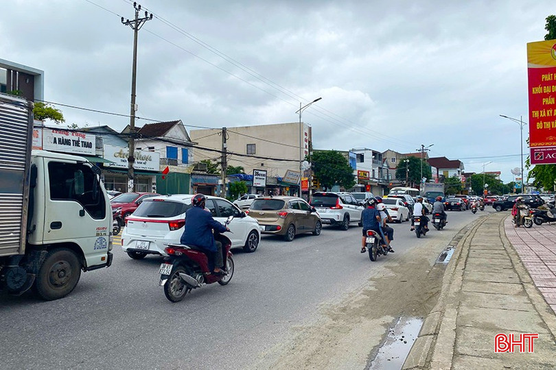 Tình trạng ách tắc giao thông trên tuyến đường "huyết mạch" diễn ra thường xuyên trong hơn 2 tháng qua. cầu 6 sửa.jpg