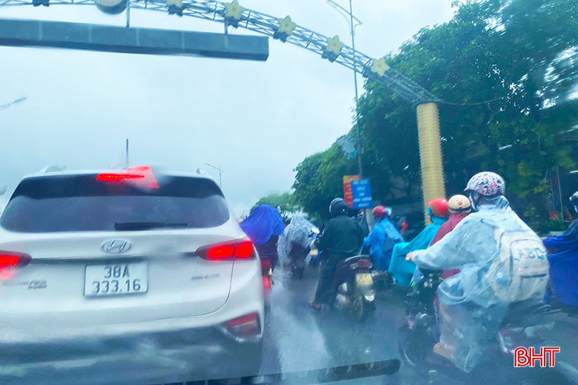 Những ngày trời mưa, quốc lộ 1 đoạn qua cầu Sông Trí, TX Kỳ Anh giao thông luôn ách tắc, lộn xộn. cầu 8 sưa.jpg