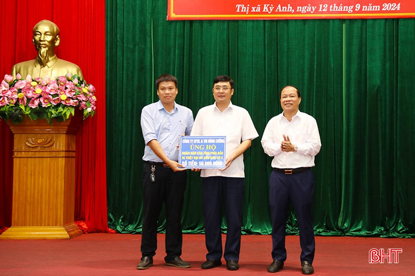 Đại diện các doanh nghiệp trên địa bàn ủng hộ Nhân dân các tỉnh phía Bắc bị thiệt hại do bão số 3. Đại diện các doanh nghiệp trên địa bàn ủng hộ Nhân dân các tỉnh phía Bắc bị thiệt hại do bão số 3.