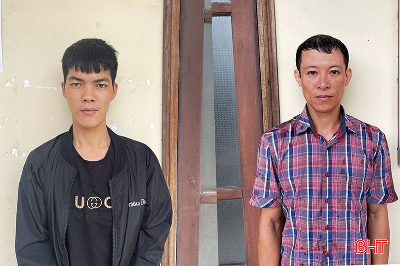 Nguyễn Tiến Quyết (áo đen) và Nguyễn Văn Khôi tại cơ quan điều tra. ghep-276-8111.jpg