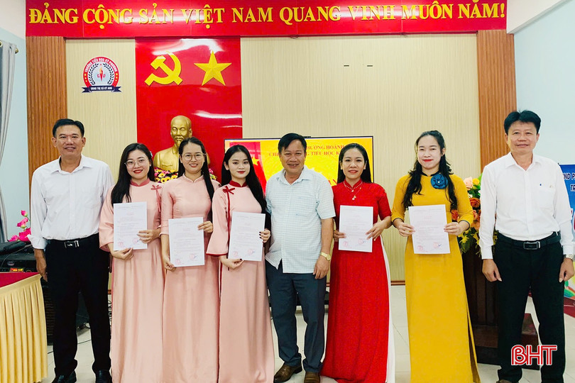 Năm 2025, Chi bộ Trường Tiểu học Kỳ Phương đã kết nạp được 5 đảng viên mới. bqbht_br_z7149443238097-44e7b146d3180230c609ceef9f2eb78f.jpg