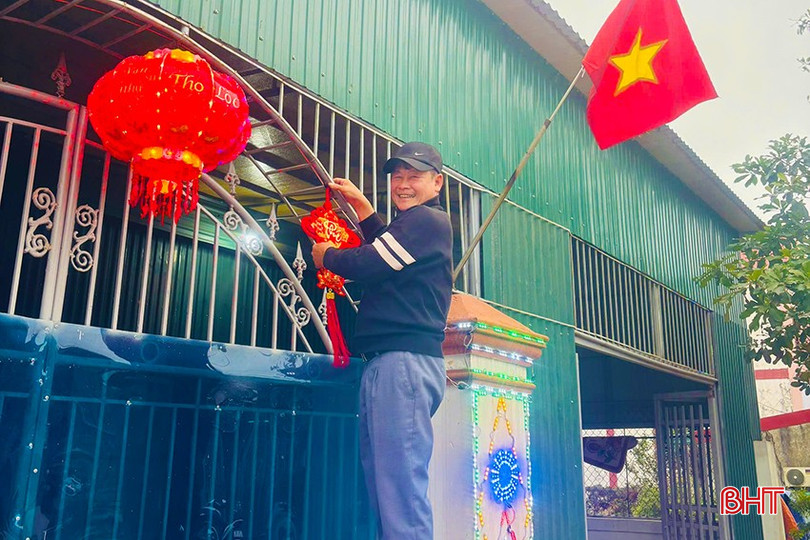 Ông Mai Tiến Dũng tất bật treo đồ trang trí đón tết. bqbht_br_ky-ninh.jpg