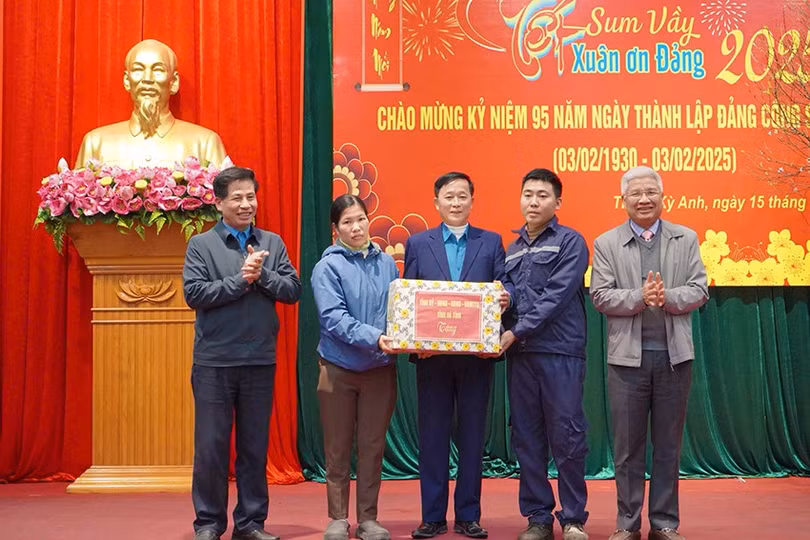 Phó Chủ nhiệm UBKT Tỉnh ủy Đặng Thanh Hải, lãnh đạo LĐLĐ tỉnh trao quà của Tỉnh ủy - HĐND - UBND - Ủy ban MTTQ tỉnh cho cán bộ, đoàn viên, công nhân, lao động TX Kỳ Anh.