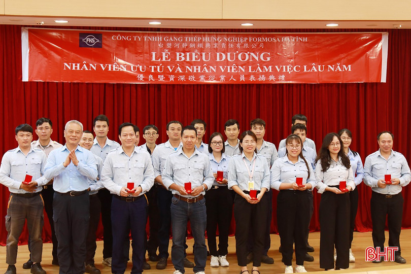 Triển khai từ năm 2015, chương trình vinh danh lao động xuất sắc và tặng kỉ niệm chương bằng vàng cho lao động gắn bó lâu năm. bqbht_br_ag7a5694-6081.jpg