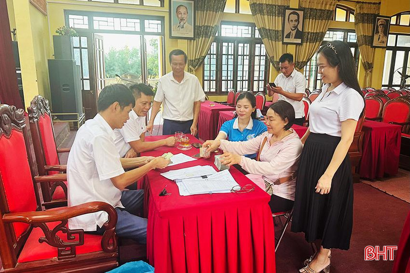 Bà Nguyễn Thị Hoa (áo hồng, thứ 2 từ phải sang) nhận tiền đền bù Dự án nâng cấp tuyến kè và đường hai bên bờ sông Trí. GPMB3.jpg