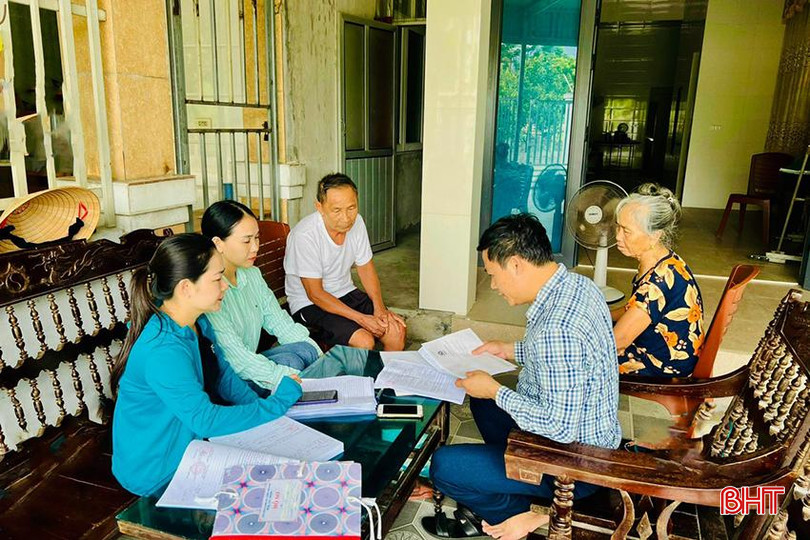 39 thành viên của 2 đoàn công tác thường xuyên xuống cơ sở để tuyên truyền, vận động người dân thực hiện tốt các chủ trương, chính sách, sớm bàn giao mặt bằng cho dự án. Trong ảnh: Đoàn công tác trao đổi thông tin dự án với gia đình ông Lê Xuân Hồng ở TDP Hưng Thịnh, phường Hưng Trí. GPMB7.jpg