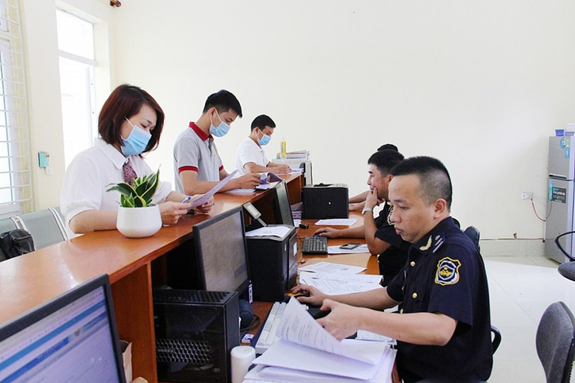 Les agents des douanes de Vung Ang reçoivent et traitent les procédures pour les entreprises. 2339-img-5631-217.jpg