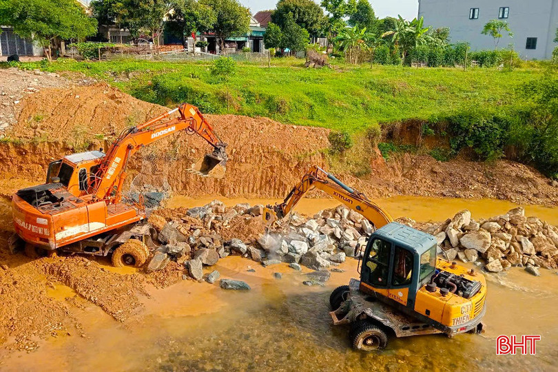 Công trình xây dựng kè hạ nguồn cầu Lê Ninh đang được tập trung triển khai. bqbht_br_z6604584256261-4bda792ed79329af754c6bf4bbc43b92.jpg