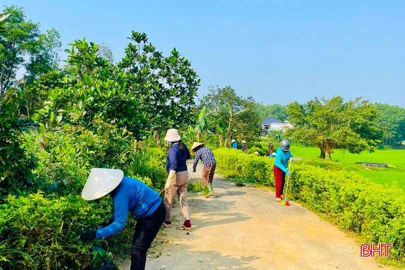 Phong trào ra quân vệ sinh môi trường, chỉnh trang vườn hộ được cán bộ và Nhân dân xã Kỳ Hoa triển khai vào các thứ 7 và Chủ nhật. bqbht_br_z6597583675542-a9624a45305308ee768c4f710d03418c.jpg