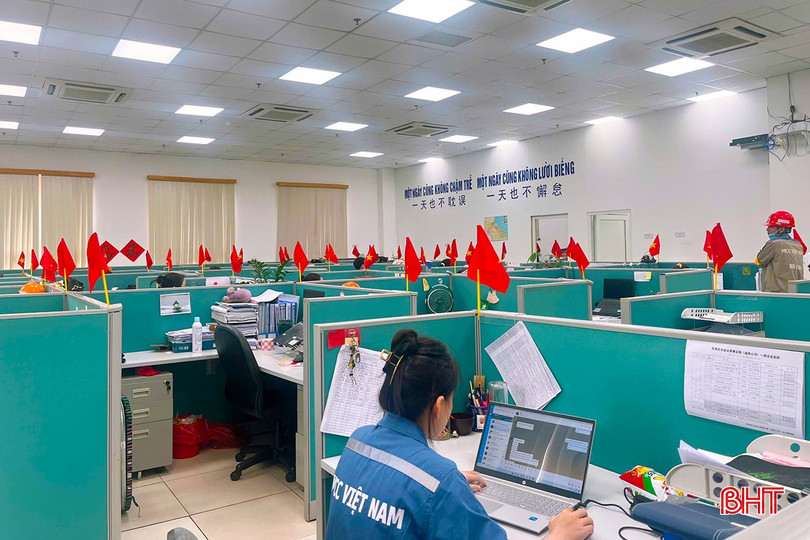 Hình ảnh đẹp trong ngày lễ đầu tiên chào mừng Quốc khánh Việt Nam tại Công ty MCC Việt Nam. cờ tổ quốc 8.jpg