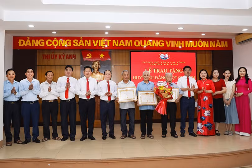 Lãnh đạo thị xã Kỳ Anh trao huy hiệu 55 năm tuổi Đảng...