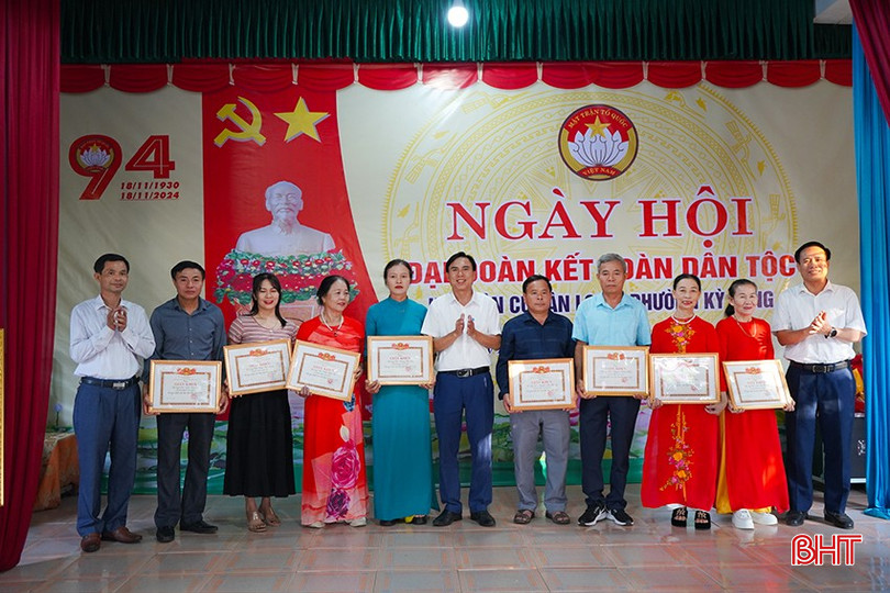 Tại buổi lễ, UBND phường Kỳ Long đã khen thưởng 8 gia đình có nhiều thành tích trong phong trào xây dựng gia đình văn hóa, xây dựng đô thị văn minh bqbht_br_tan-long-5.jpg