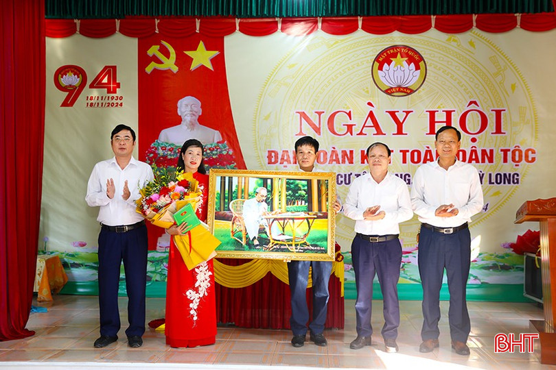... và lãnh đạo thị xã Kỳ Anh tặng hoa và quà chúc mừng Nhân dân TDP Tân Long bqbht_br_tan-long.jpg