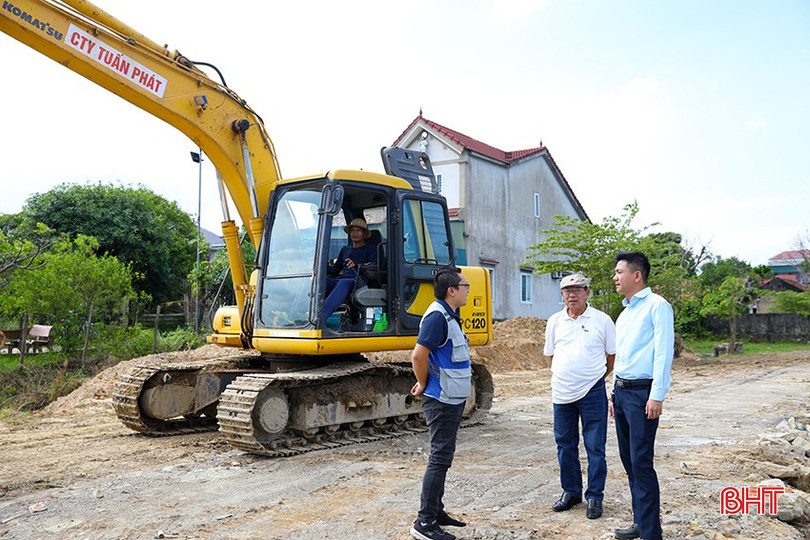 Cán bộ Ban Quản lý dự án xây dựng TX Kỳ Anh (ngoài cùng bên phải) trao đổi với các đơn vị thi công về tiến độ thực hiện dự án. ag7a2950-8141.jpg