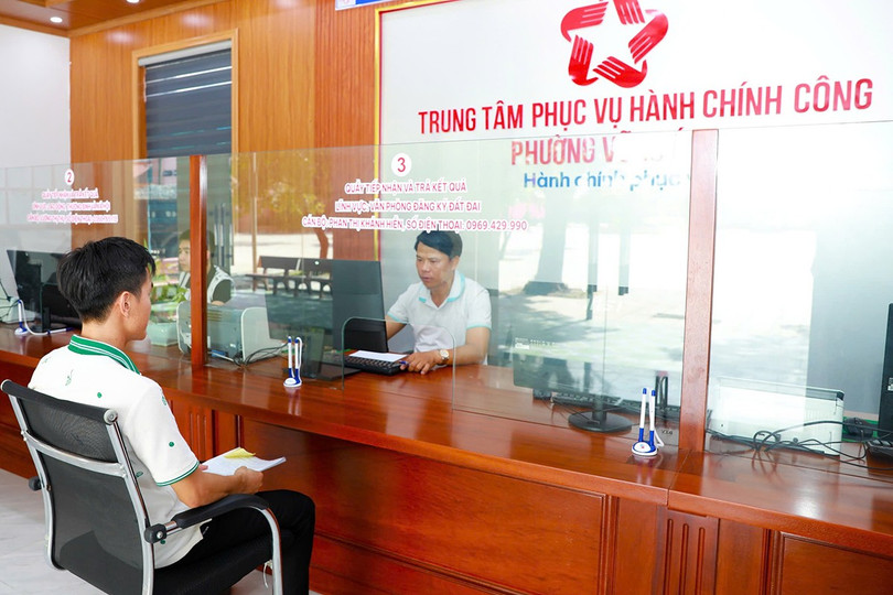 Người dân đến làm thủ tục hành chính tại TTPVHCC phường Vũng Áng. z6782621153610-6bdb720394d5992e372a1d831329e789.jpg