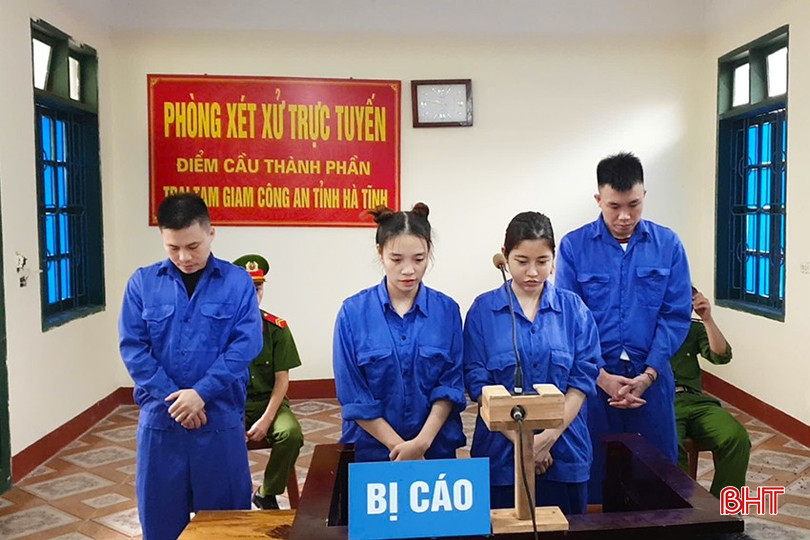 Từ trái qua phải: Dũng, Duyên, Hằng và Hùng tại trại giam Công an tỉnh Hà Tĩnh. ma tuý.jpg