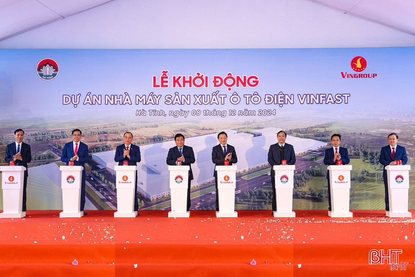 Phó Thủ tướng Chính phủ Trần Hồng Hà, lãnh đạo tỉnh, thị xã Kỳ Anh và nhà đầu tư thực hiện nghi thức bấm nút khởi động dự án Nhà máy Sản xuất ô tô điện VinFast. bqbht_br_aimg-8650.jpg