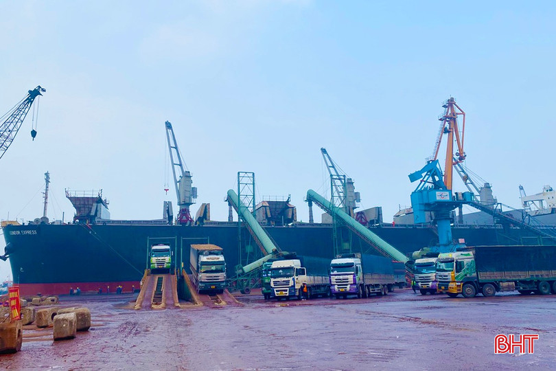 Tại bến số 1, tàu gỗ dăm của Công ty Thanh Thành Đạt, còn bến số 2 là tàu CONDOR EXPRESS (quốc tịch PANAMA) bốc hàng xuất đi nước ngoài. bqbht_br_lao-viet.jpg