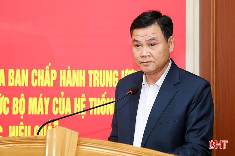 Trưởng ban Tổ chức Thị uỷ Nguyễn Thế Anh báo cáo kết quả thực hiện Nghị quyết số 18 - NQ/TW của Ban Chấp hành Trung ương Đảng khóa XII. bqbht_br_ag7a6841.jpg