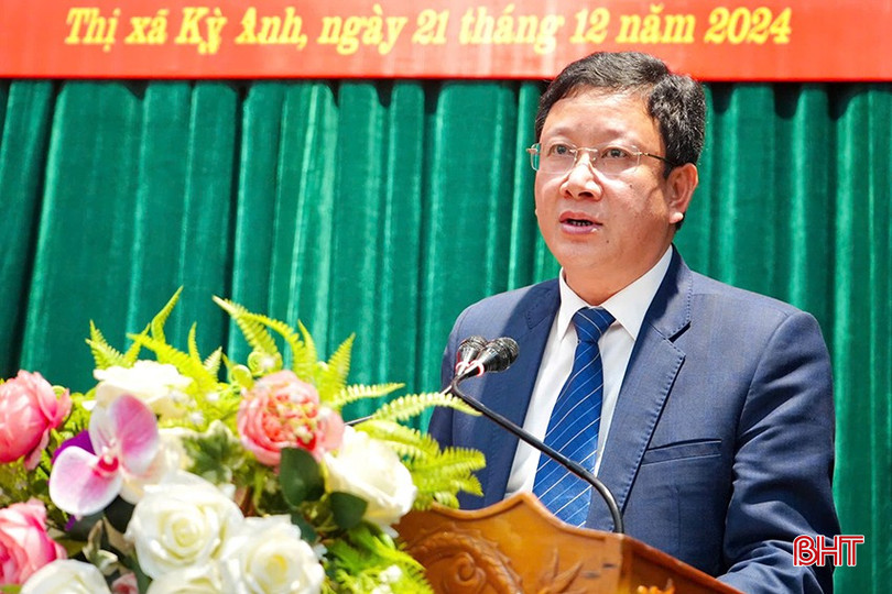 Phó Bí thư Thường trực Thị uỷ Kỳ Anh Nguyễn Huy Trọng phát biểu tại lễ kỷ niệm. bqbht_br_trong.jpg