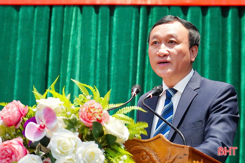 Phó Chủ tịch UBND thị xã Kỳ Anh Trần Xuân Phượng trình bày diễn văn ôn lại ôn lại lịch sử, truyền thống vẻ vang của quân đội, Nhân dân ta. bqbht_br_phuong.jpg