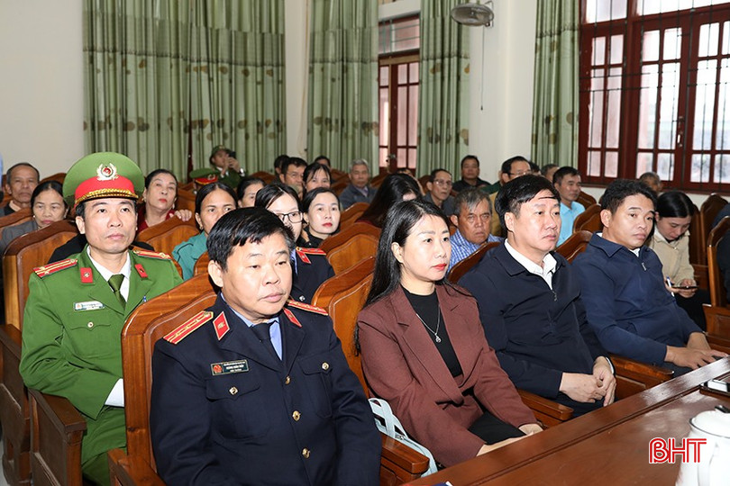 Đông đảo cán bộ, người dân tham dự phiên xét xử lưu động. bqbht_br_ag7a6771.jpg