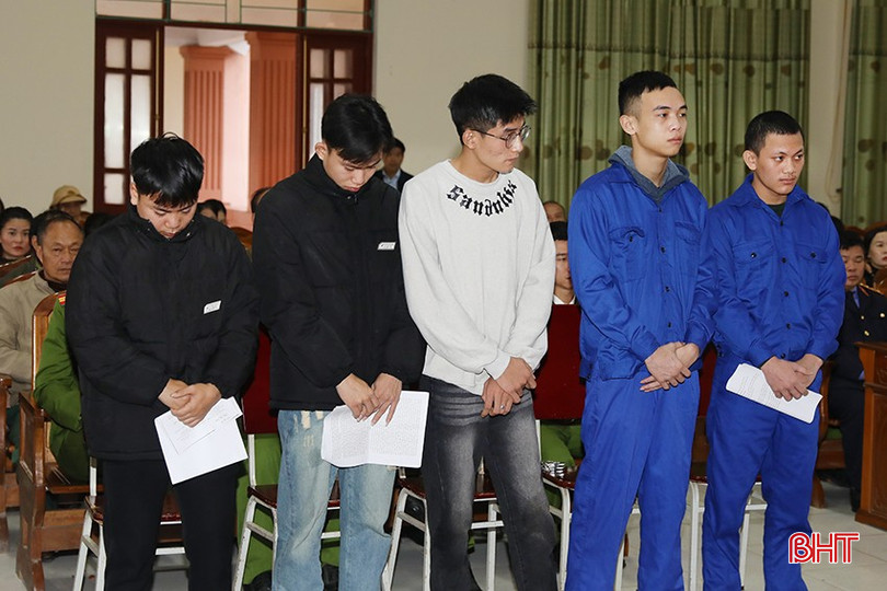 Từ trái qua: Trung, Phong, Toàn, Nhựt và Thắng tại phiên xét xử sáng 12/12. bqbht_br_ag7a6764.jpg