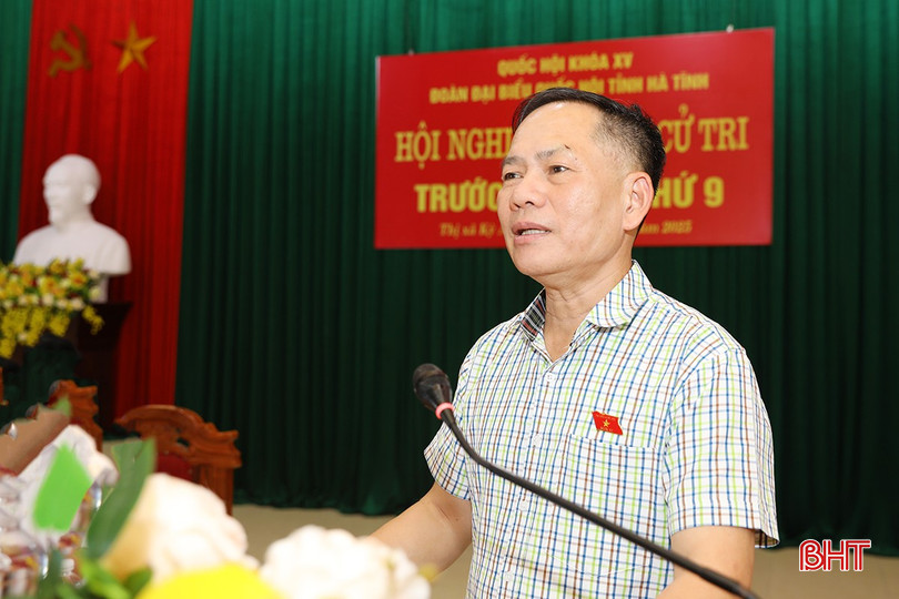 Phó trưởng đoàn chuyên trách Đoàn ĐBQH tỉnh Trần Đình Gia tiếp thu các nội dung tại hội nghị. bqbht_br_ag7a4086.jpg