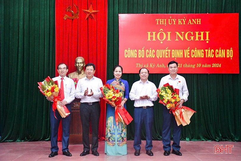 Lãnh đạo thị xã tặng hoa chúc mừng các đồng chí trúng cử các chức danh HĐND thị xã nhiệm kỳ 2021 - 2026. qd5-2637-6015.jpg