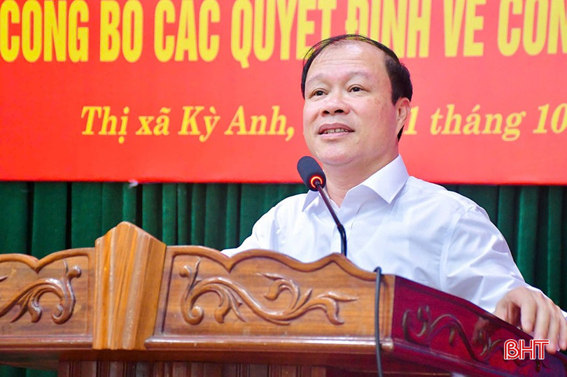 Bí thư Thị uỷ Kỳ Anh Nguyễn Hoài Sơn phát biểu giao nhiệm vụ. qd3-4726-4747.jpg