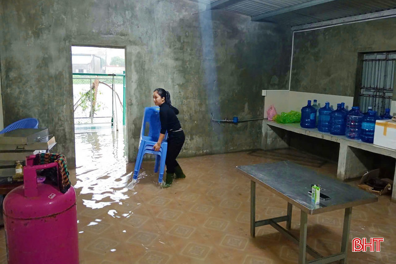 Nước ngập vào khu vực nhà bếp của Trường Mầm non Kỳ Thịnh - điểm trường ở TDP Tây Yên. bqbht_br_z7170036572818-ea5746f24b55a3bae6ec628903d089ba.jpg