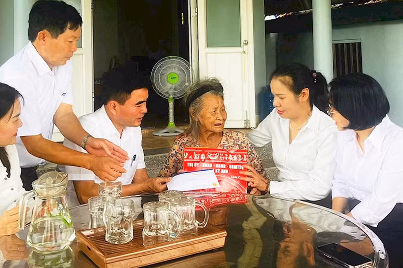 Lãnh đạo TX Kỳ Anh trao quà cho Mẹ Việt Nam anh hùng Đào Thị Chìu ở thôn Hoa Tân, xã Kỳ Hoa nhân dịp Kỷ niệm 77 năm Ngày Thương binh - Liệt sĩ.