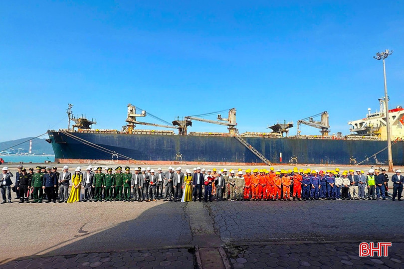 Các đơn vị chức năng ở Vũng Áng chào đón chuyến tàu đầu xuân.