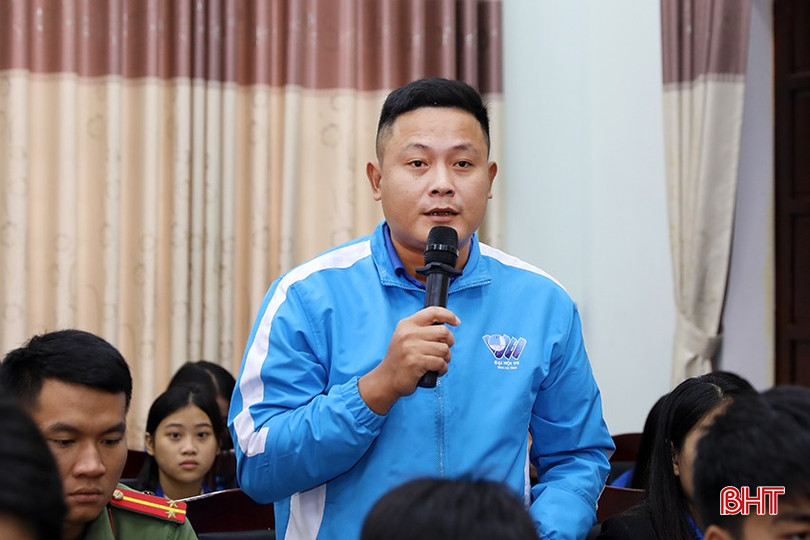 Bí thư Đoàn phường Hưng Trí Nguyễn Anh Đức: Hiện nay, các phường, xã đã thành lập các tổ chuyển đổi số cộng đồng, tuy nhiên điều kiện cơ sở vật chất phục vụ hoạt động còn khá khó khăn cần có cơ chế, chính sách hỗ trợ từ thị xã. bqbht_br_ag7a5548.jpg