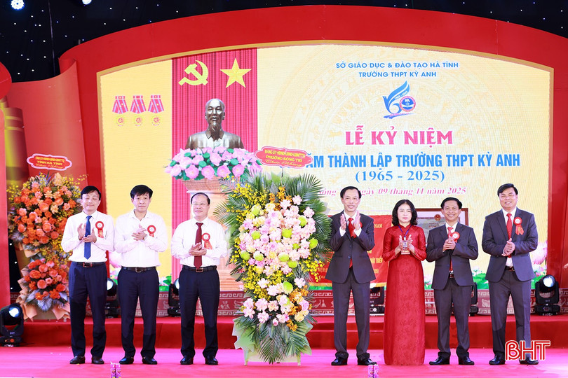 Lãnh đạo phường Sông Trí tặng hoa chúc mừng Trường THPT Kỳ Anh.